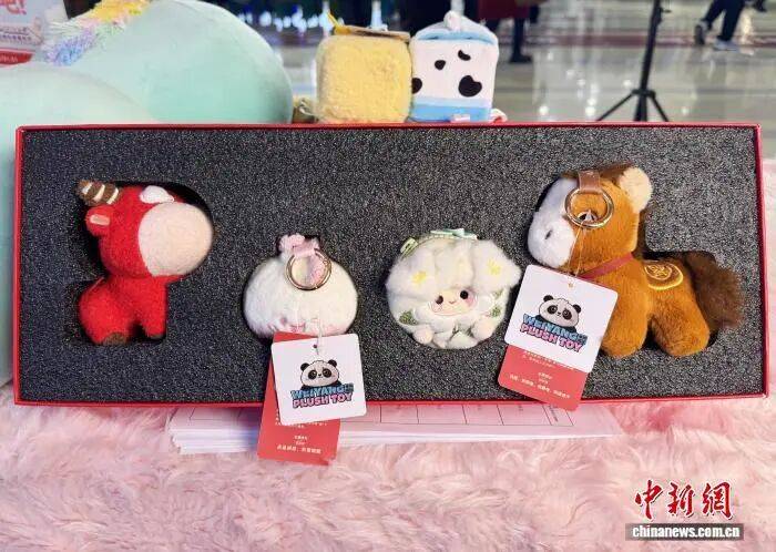 ：给毛绒玩具装上“AI大脑” 让温暖创意跑遍全球澳门新葡京网页媒体侧记 江苏扬州毛绒玩具嘉年华(图2)